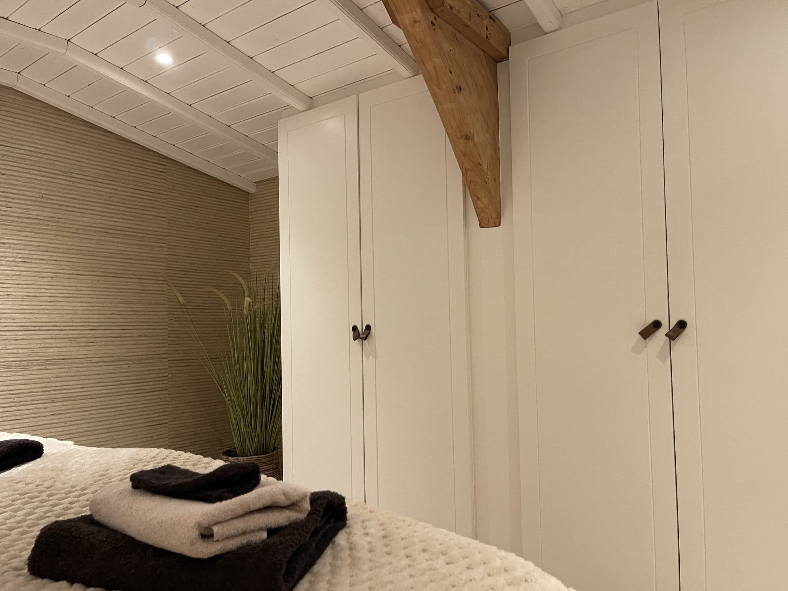 Kledingkast in de slaapkamer van Oester