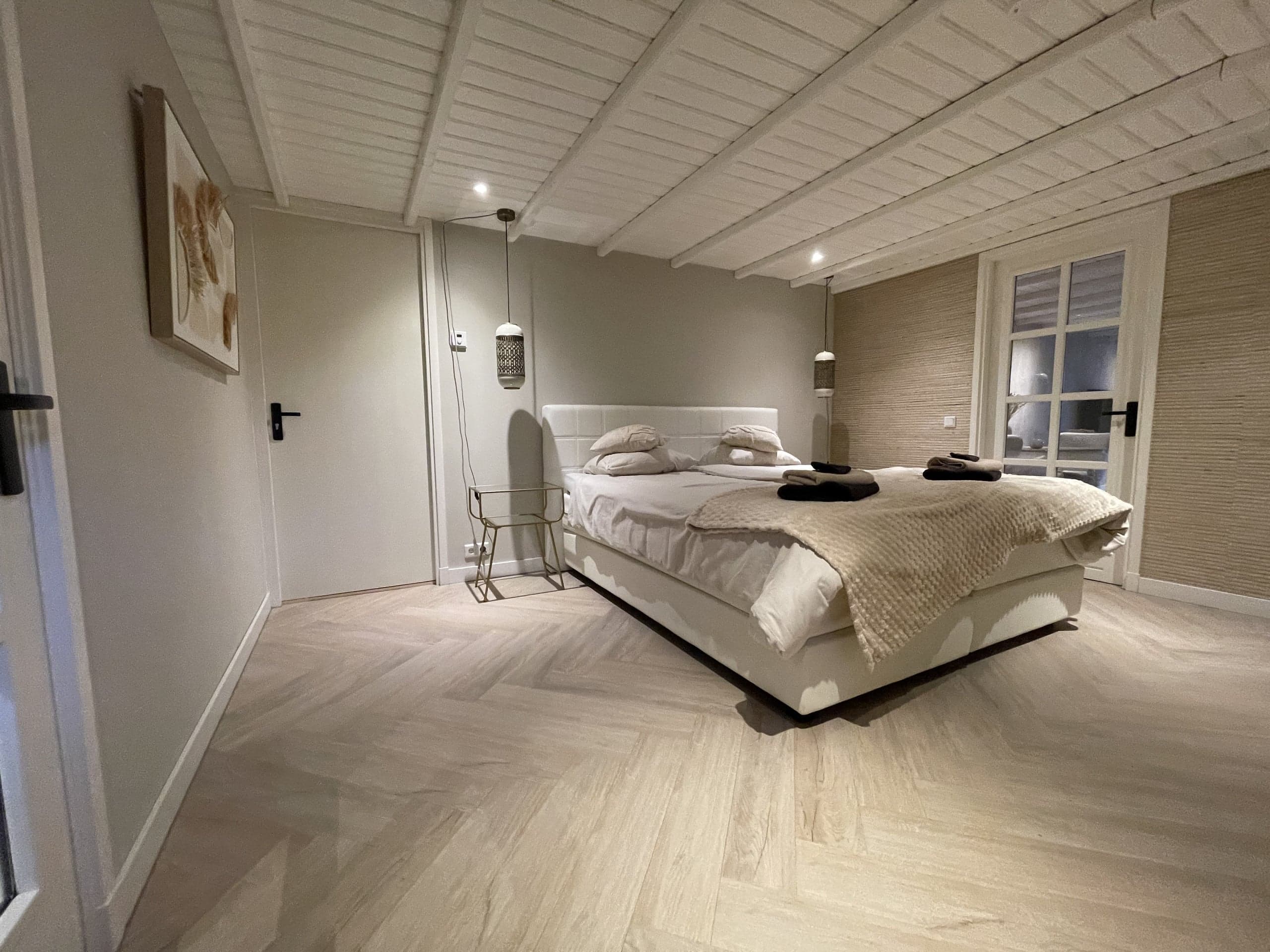 Slaapkamer van Oester met bed en deur
