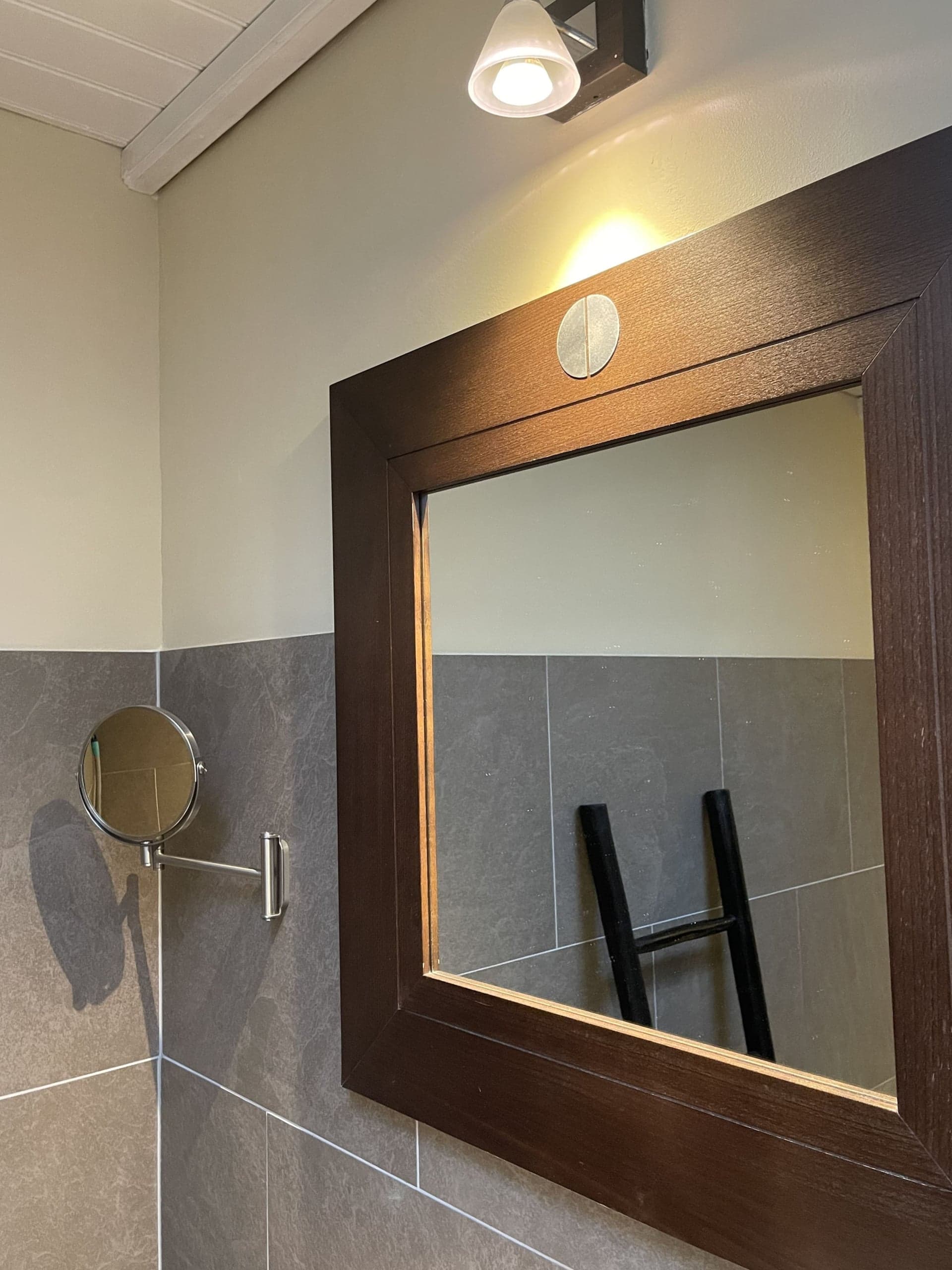 Spiegel en scheerspiegel in de badkamer van Zeelicht