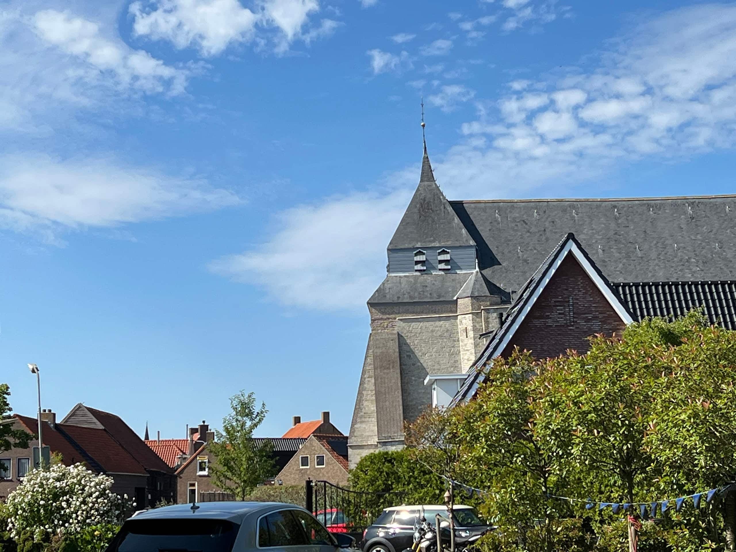 Kerktoren en huizen in het dorp