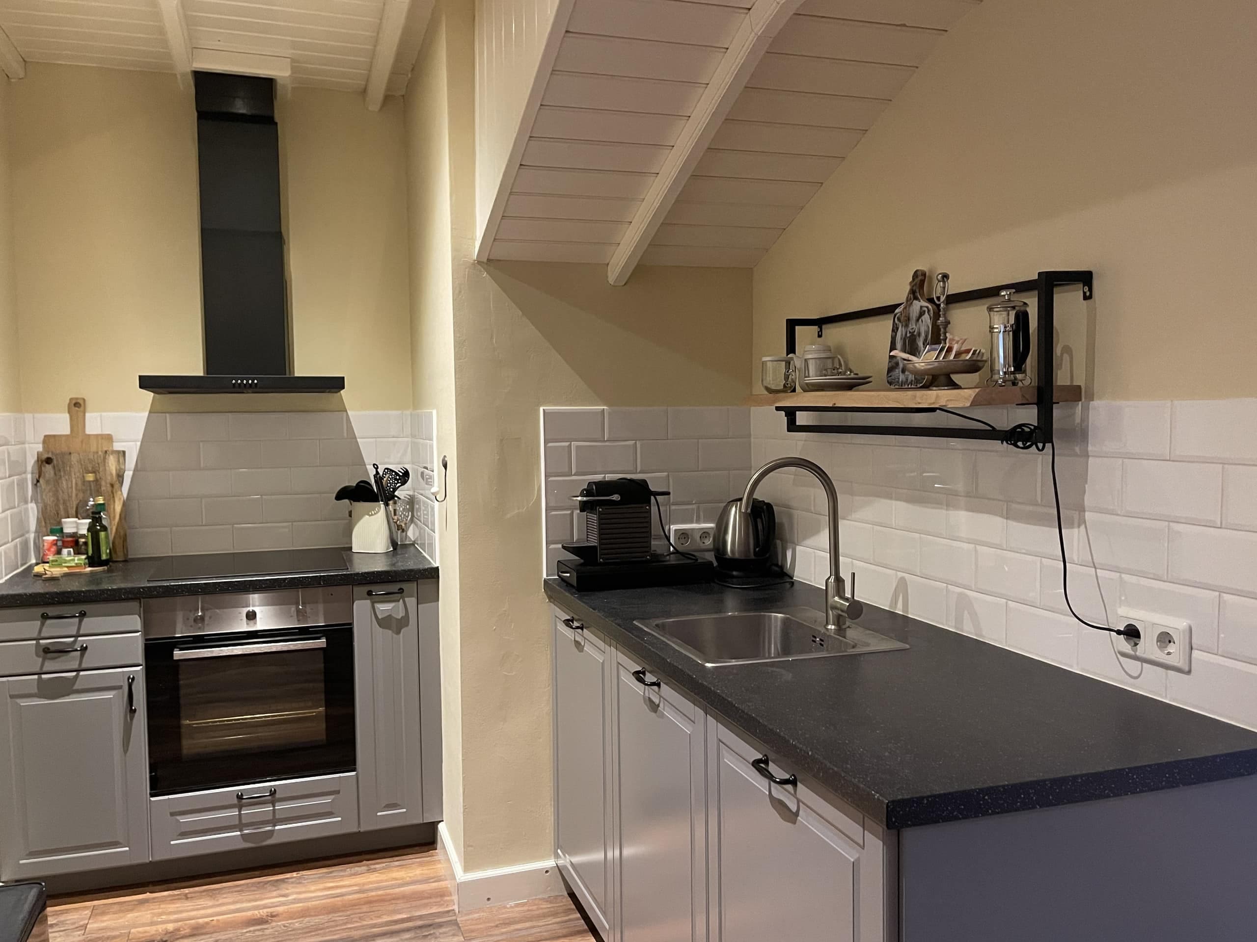 Keuken van Zeelicht met oven, spoelbak en wandplank