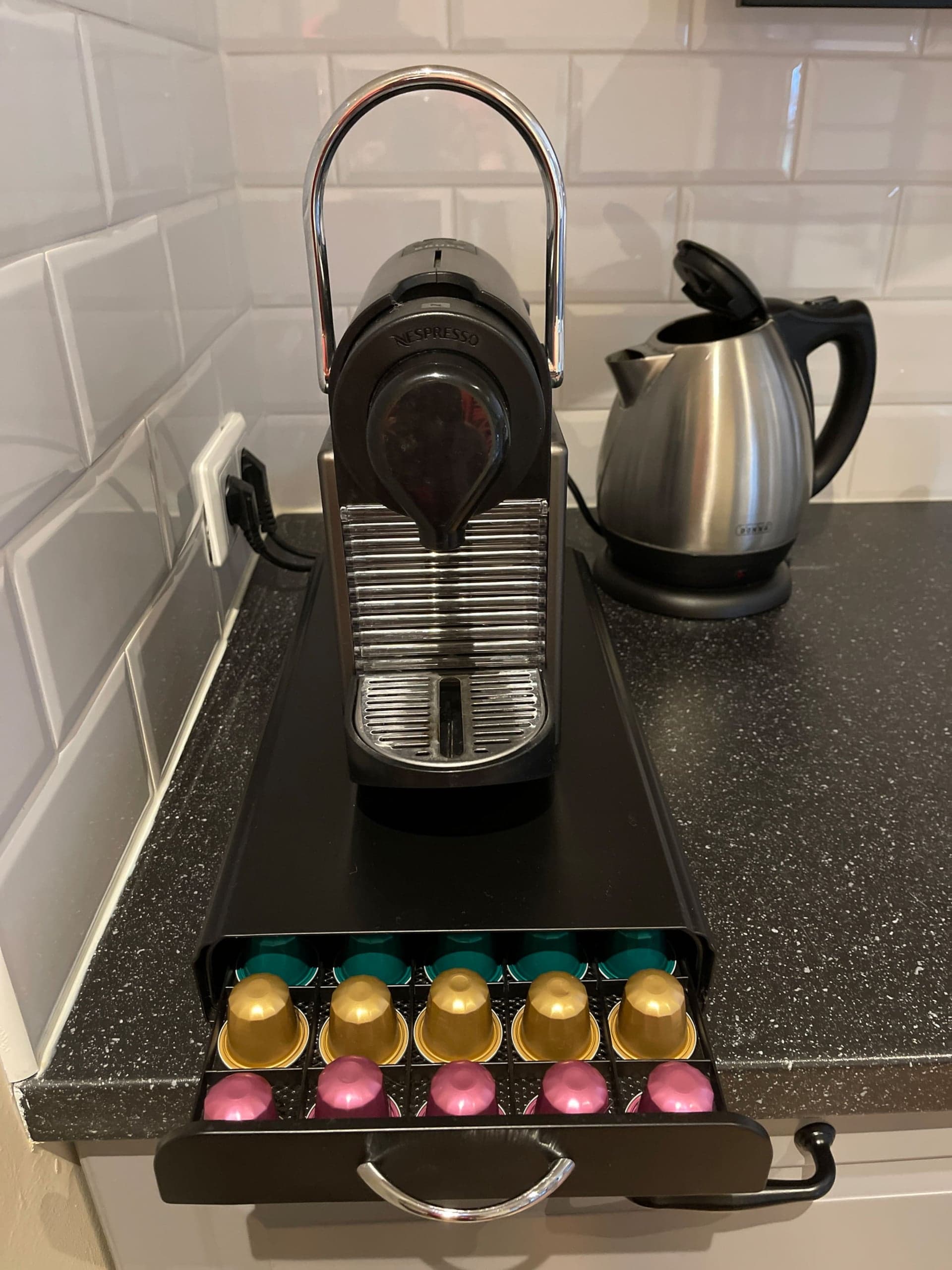 Nespresso-apparaat en waterkoker in Zeelicht