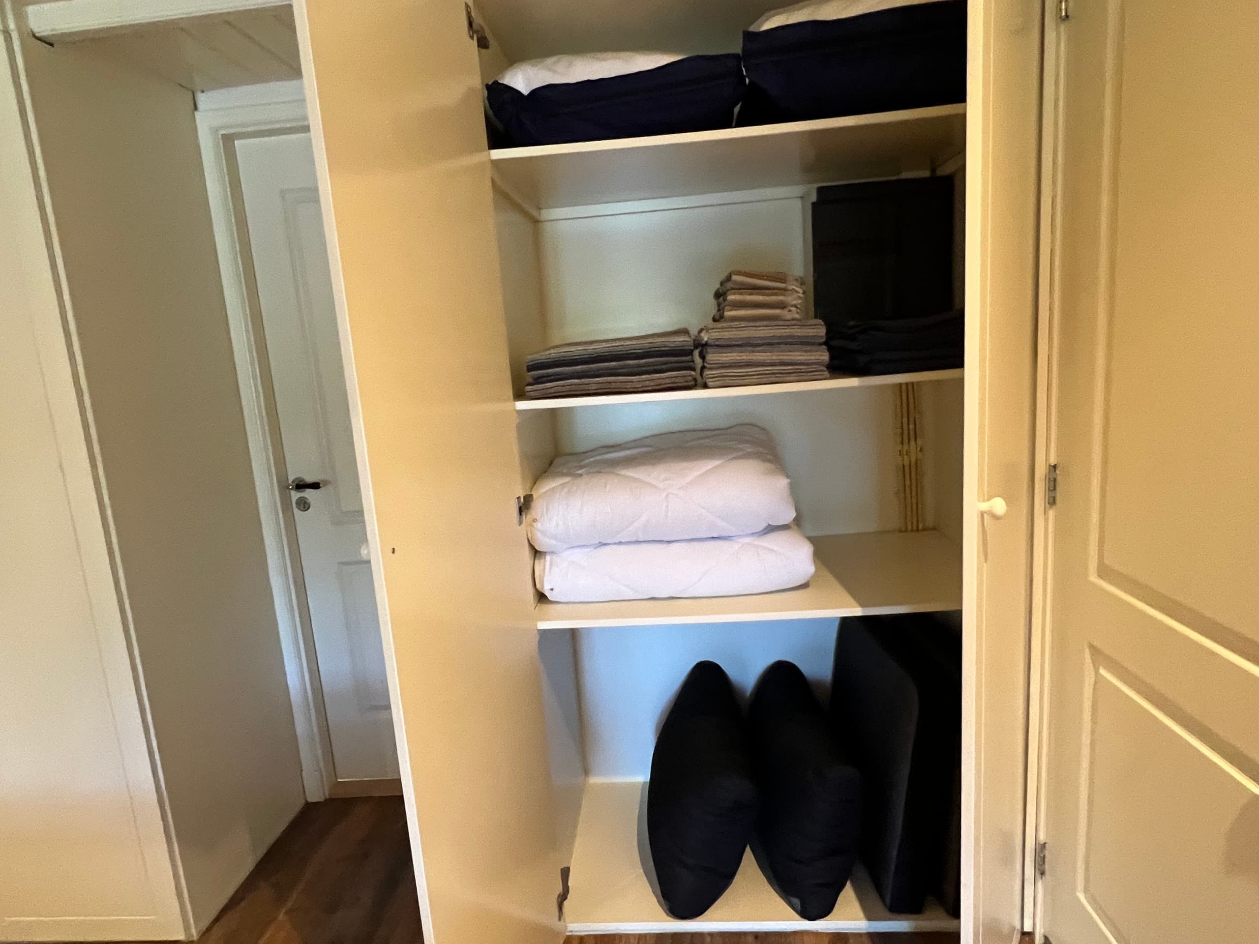 Kast met handdoeken en kussens in Zeelicht