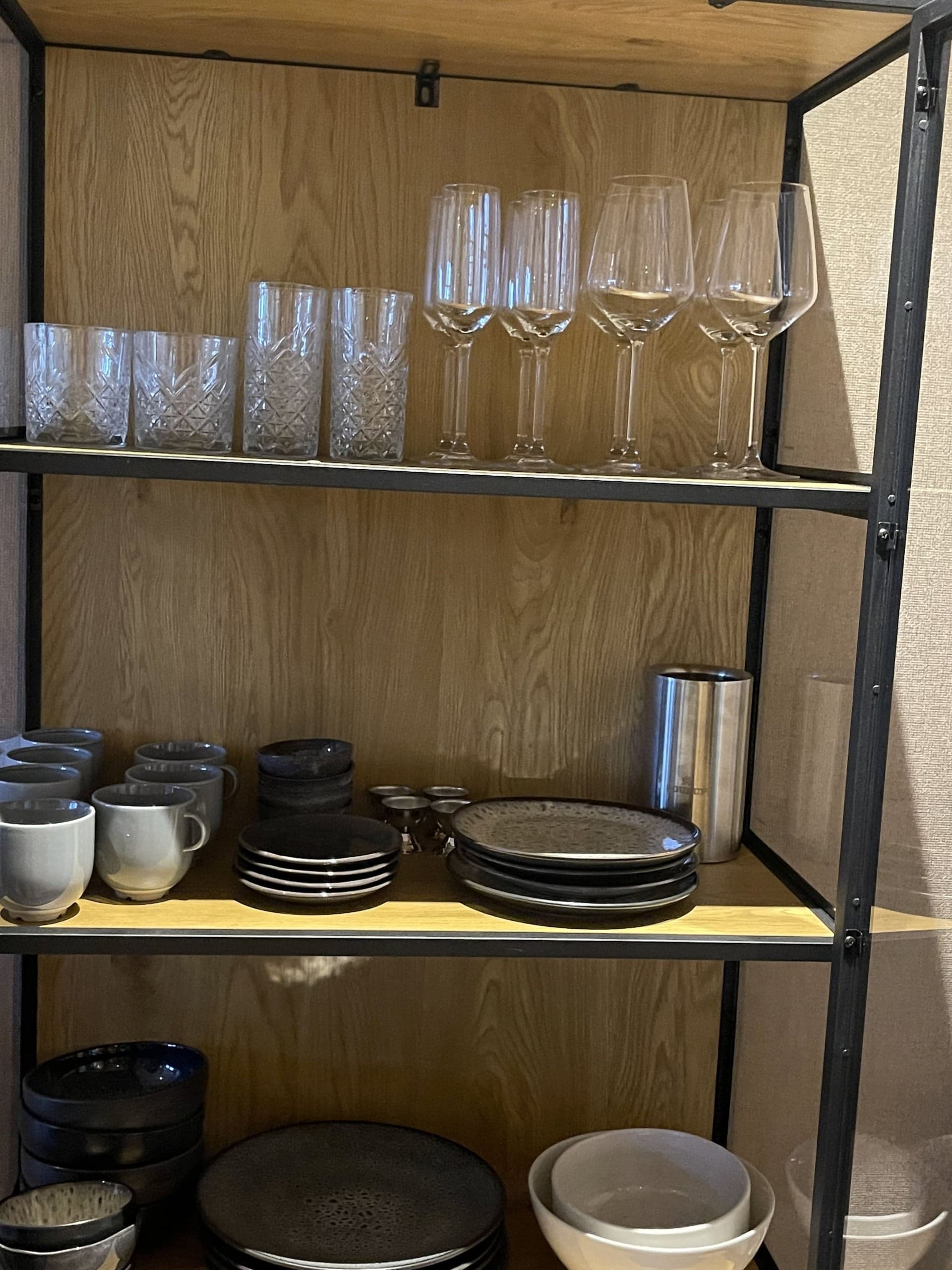 Open kast met glazen en borden in Zeelicht