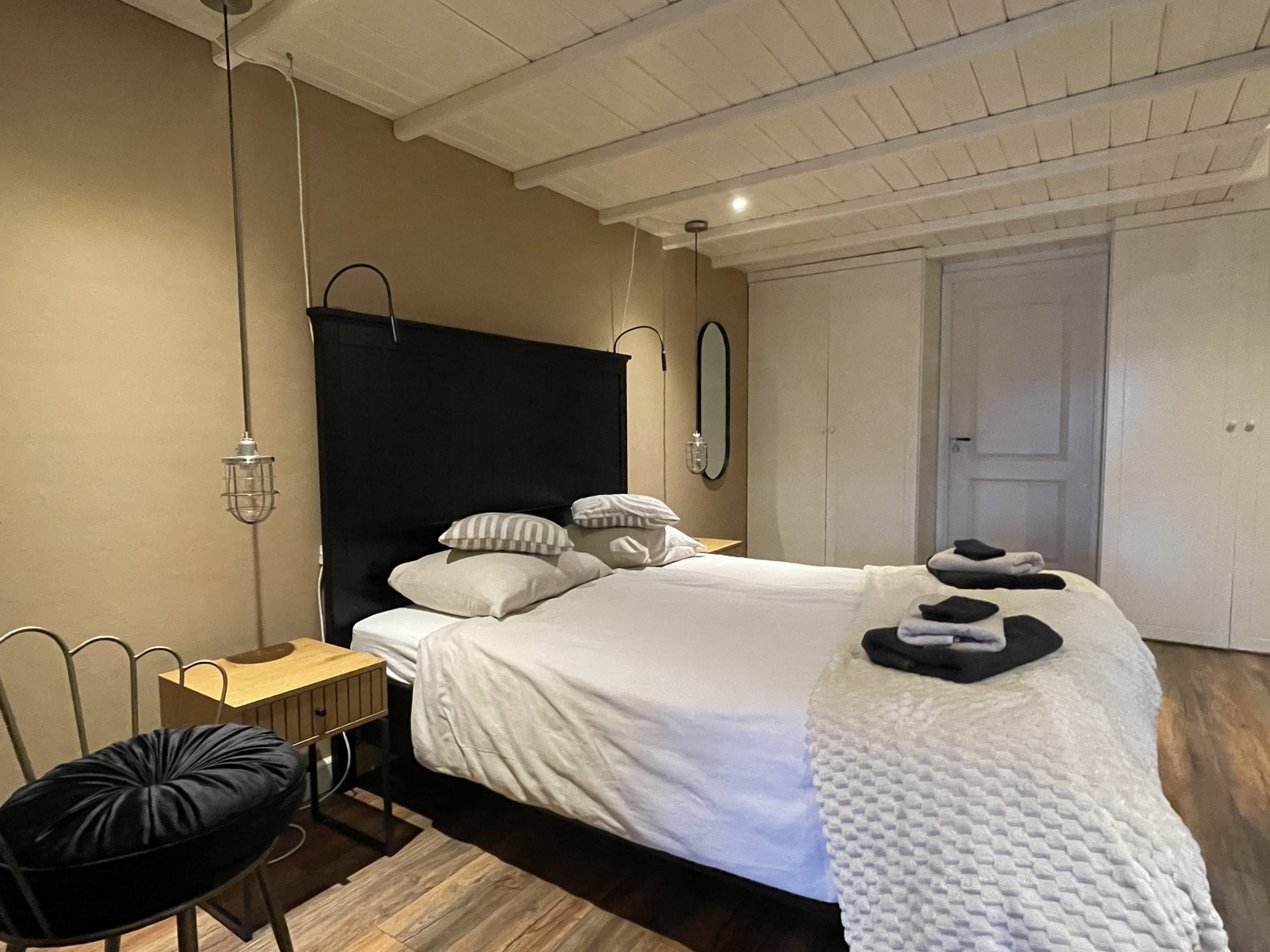 Tweepersoonsbed met handdoeken in Zeelicht