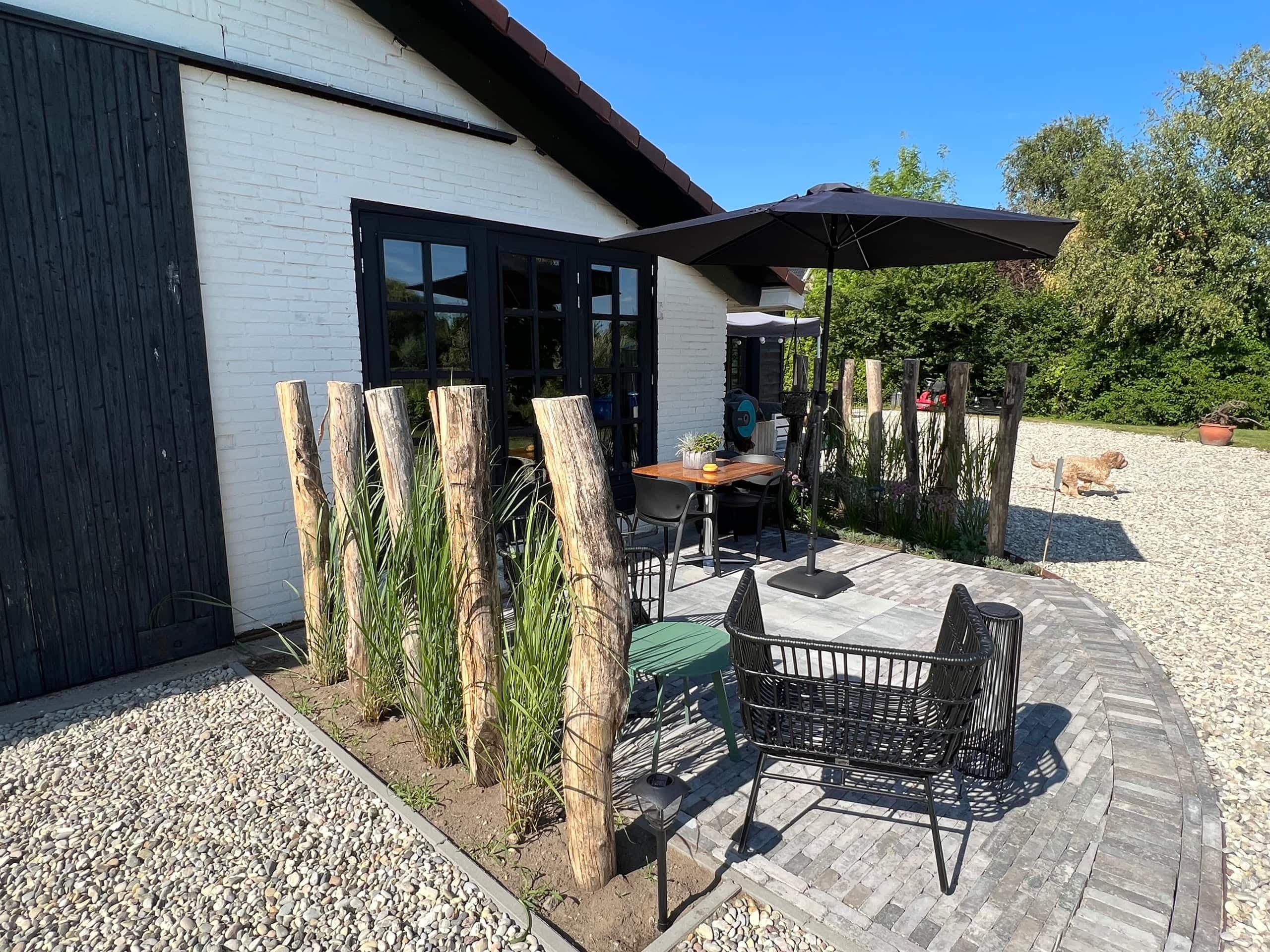 Terras van Zeelicht met tuinset en parasol